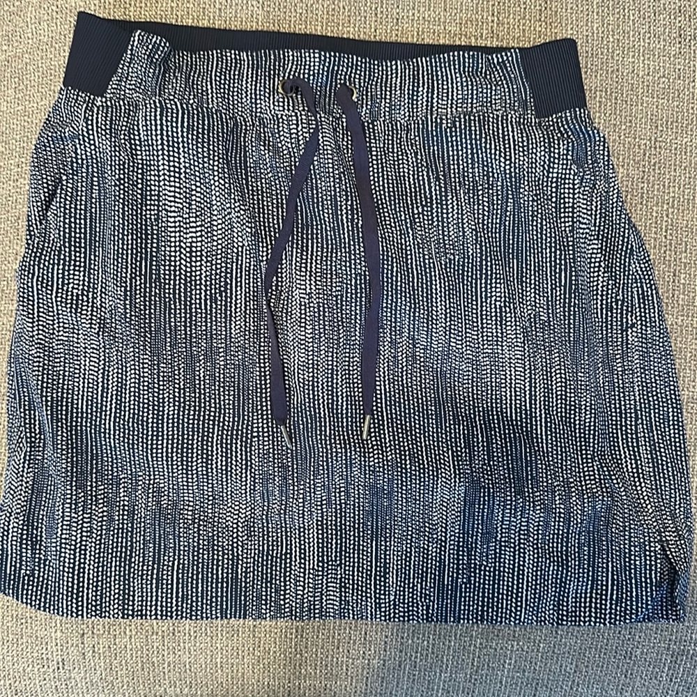 Athleta dark blue and gray spotted athletic skirt
